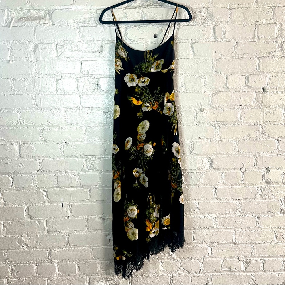 UO-90’s vibe Graphic floral dress with scallop lace